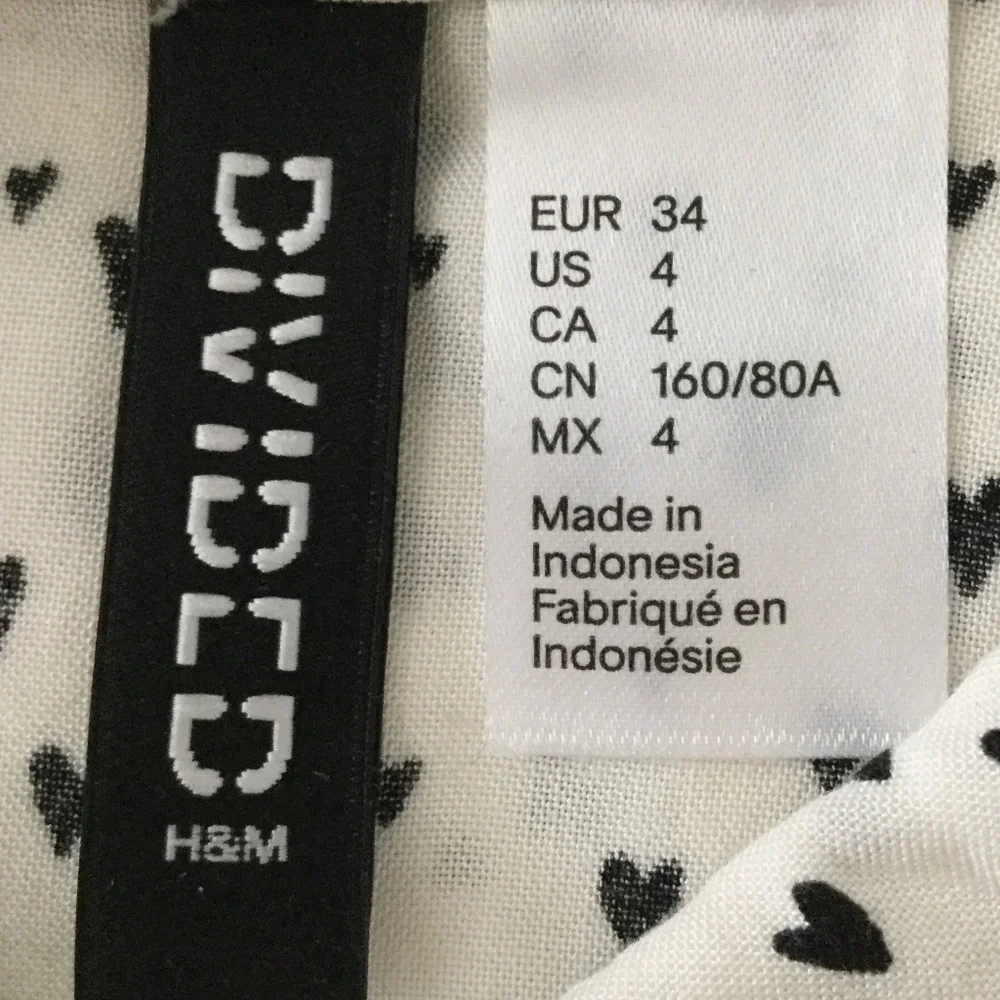 H&M Size 4 Minimal Hearts Off White 3/4sleeves Button down with chest POCKETS! - Picture 9 of 12